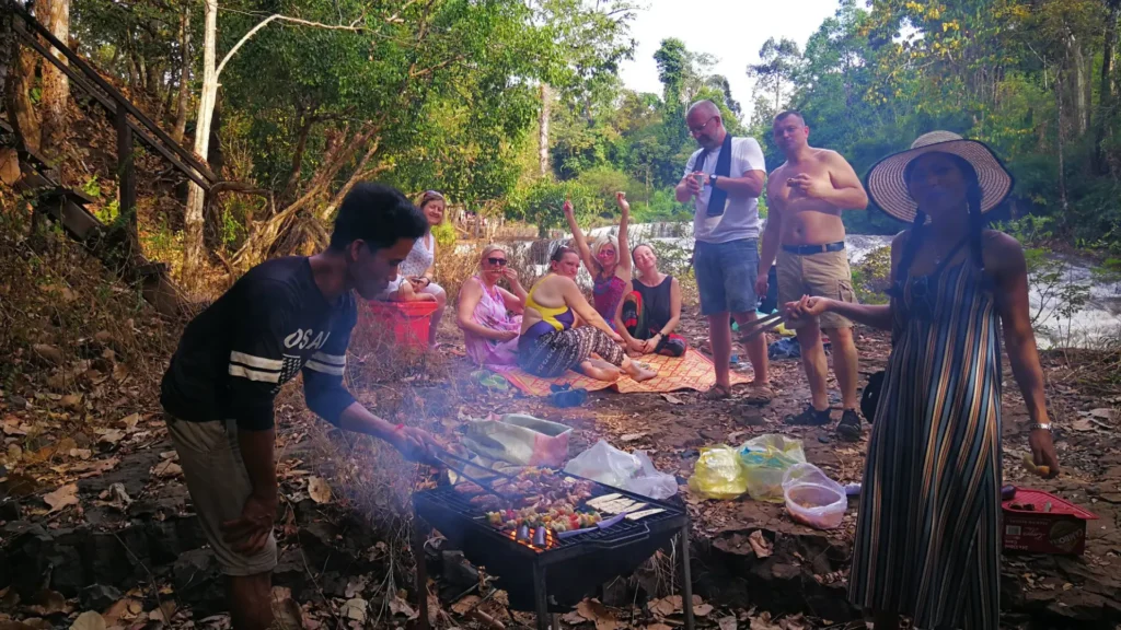 Enjon local food with local people